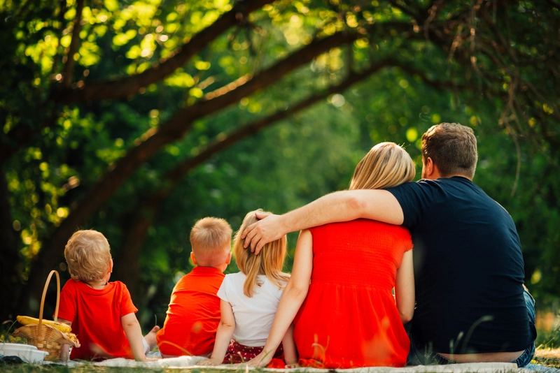 Travel Trends & Mkt Strategies: Targeting Solo, Couples & Family Travelers